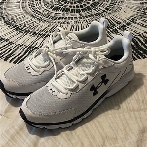 Under Armour Mens White and Black Sneakers